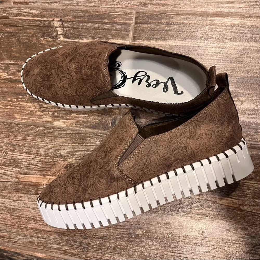 Moxie Tooled Slip On Shoe by Very G  Sz 7